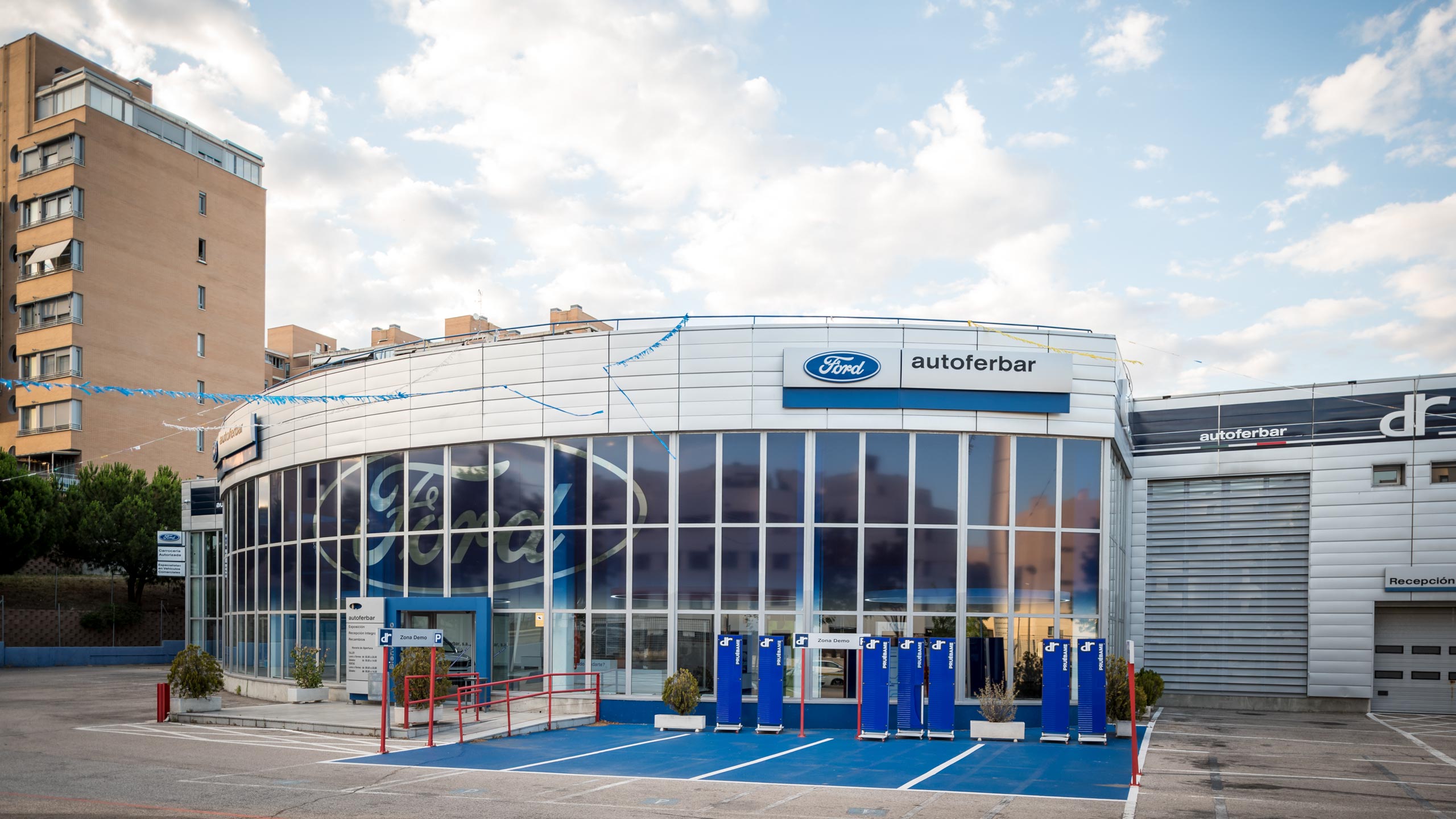 Edificio comercial Ford